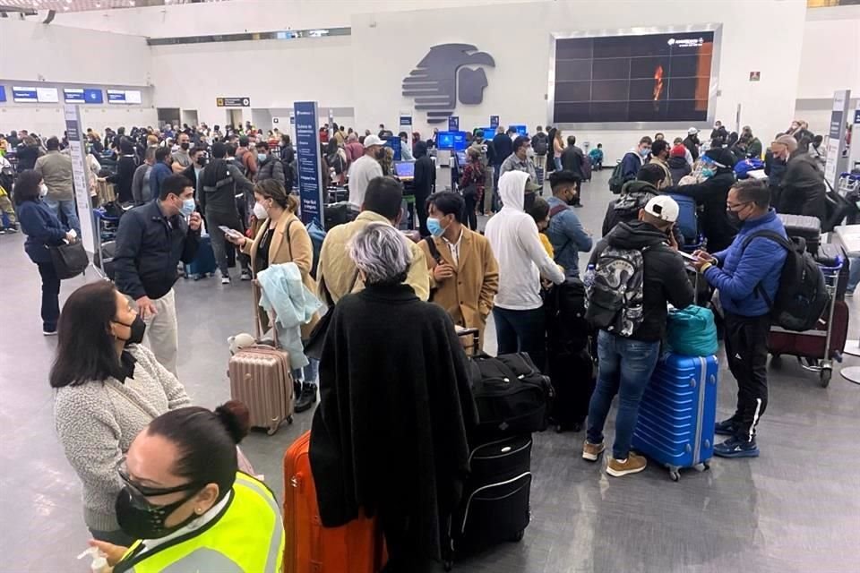 Caos en los aeropuertos por las cancelaciones de Aeroméxico.