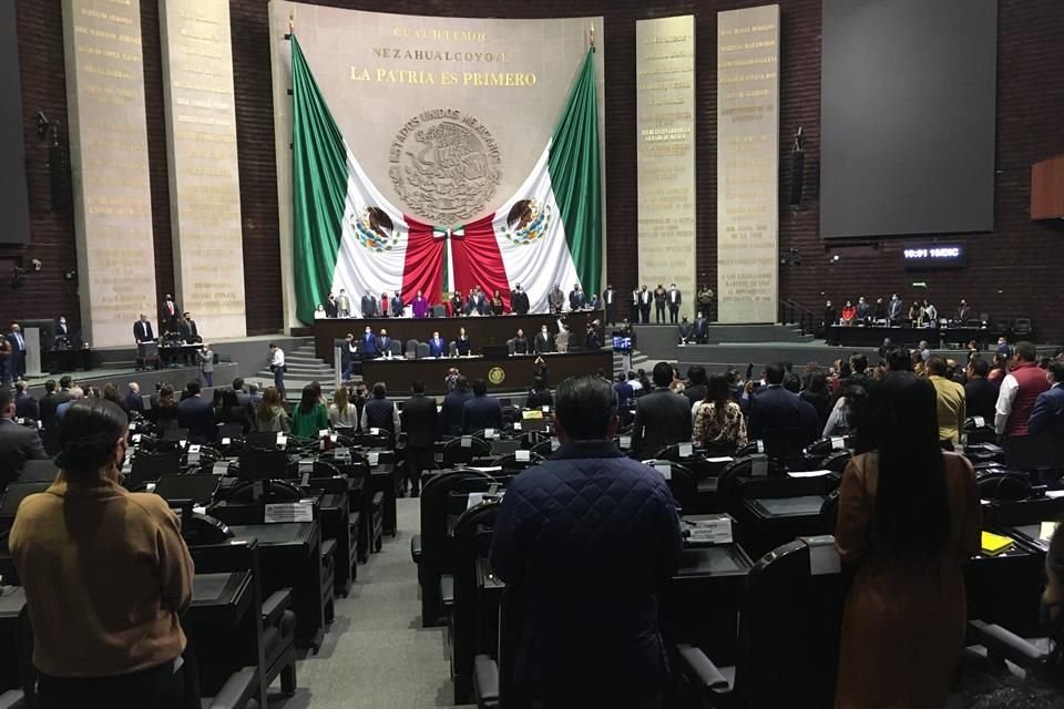 Diputados aprobaron minuta para que trabajadores tengan 12 días continuos de vacaciones pagadas en el primer año de actividades; regresa al Senado