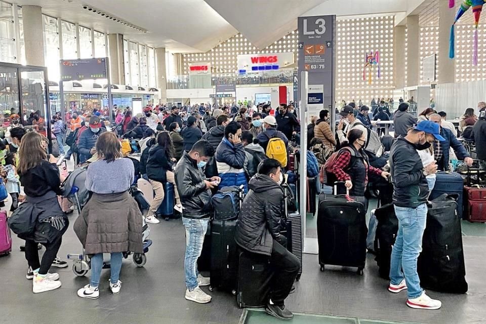 Larga espera. Usuarios del AICM se formaron ayer hasta cinco horas antes de la salida dentar su equipaje y cerciorarse de que podrían viajar.