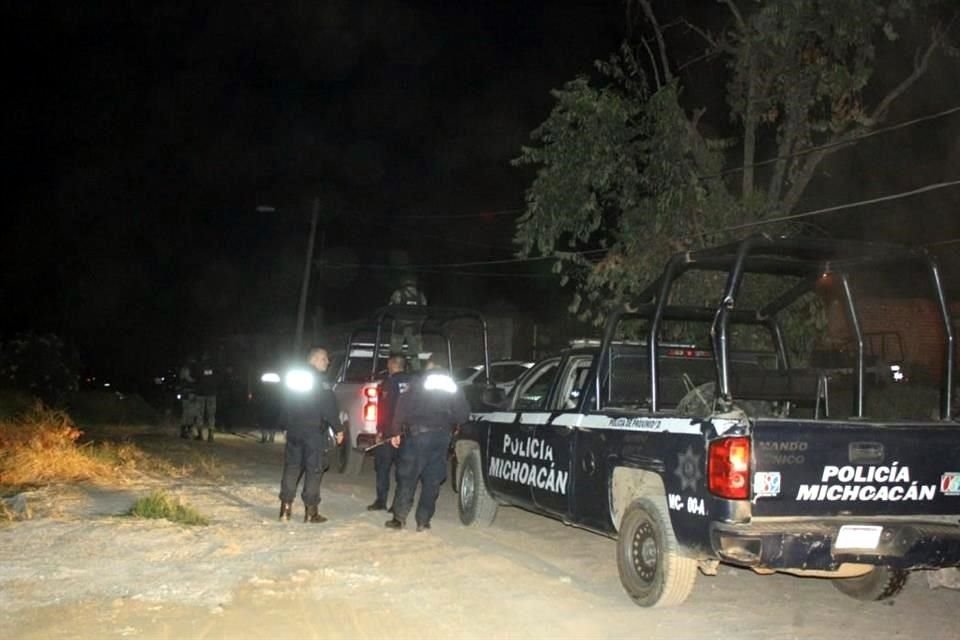 Vecinos de Sahuayo escucharon disparos cerca de sus domicilios, al salir, hallaron a las cuatro víctimas por lo que alertaron a las autoridades.