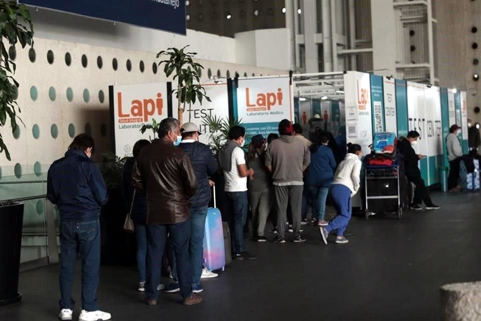 La fila de quienes buscan realizarse una prueba Covid en el aeropuerto capitalino.