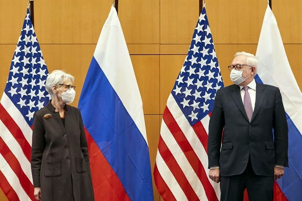 Wendy Sherman, representante de EU, y Sergei Ryabkov, de Rusia.