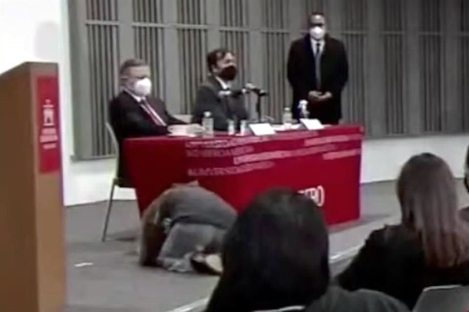 De rodillas, una de las nietas de la ex cuñada de Gertz Manero pidió la liberación de su madre, de 68 años.