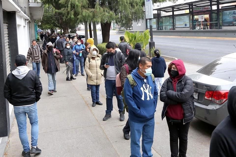 Una larga fila de personas que buscan realizarse una prueba de detección de Covid-19, se registra desde la entrada de la estación Etiopía del Metro hasta La Morena.