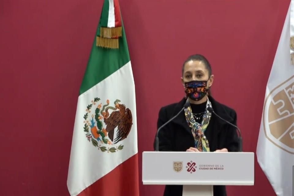 A diferencia de sus conferencias anteriores, este martes Sheinbaum evitó retirarse el cubrebocas al tomar el micrófono.