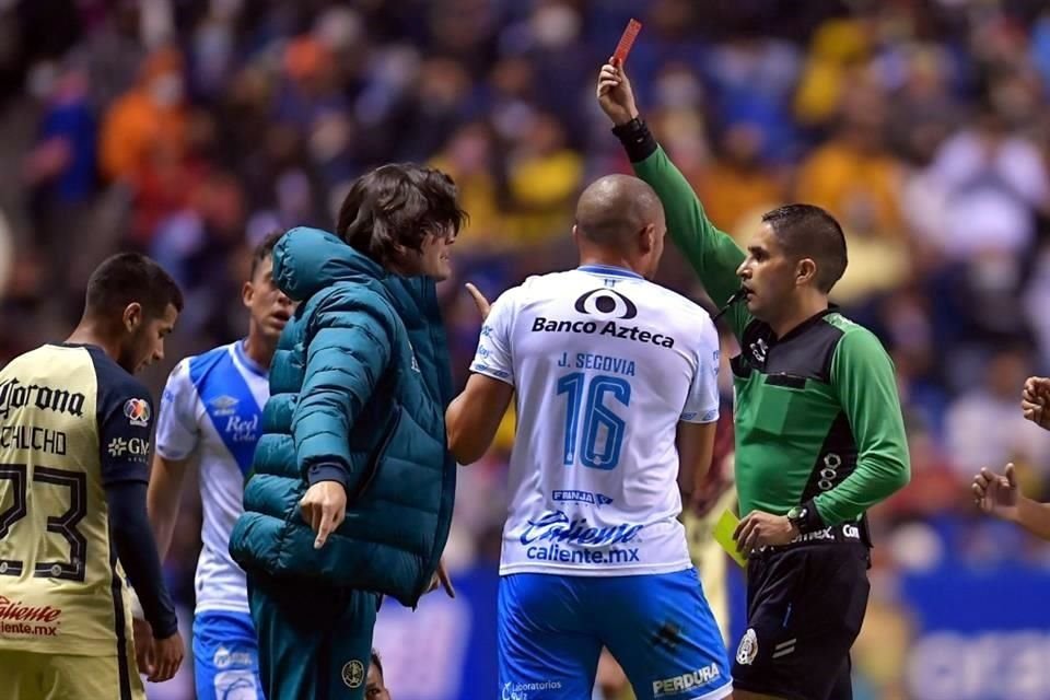 El director técnico del América, Santiago Solari, fue expulsado en la primera jornada del Clausura 2022 tras invadir la cancha.