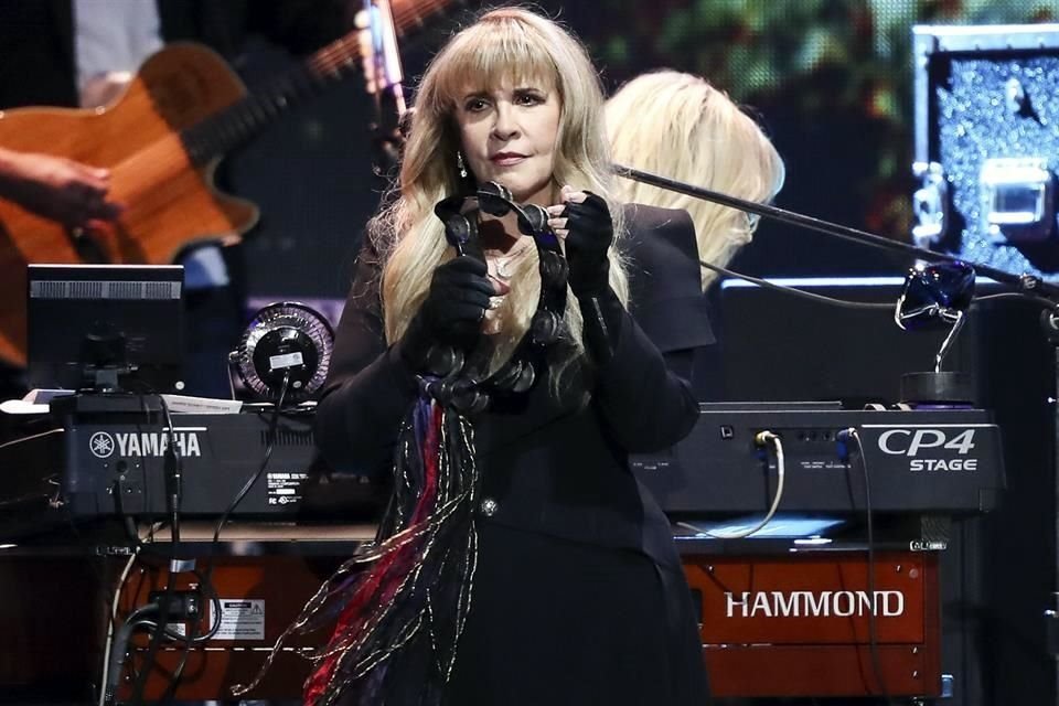 La legendaria cantautora Stevie Nicks (en foto) se convirtió en la primera mujer en encabezar el cartel del Festival de Música y Arte de Bonnaroo, en EU.