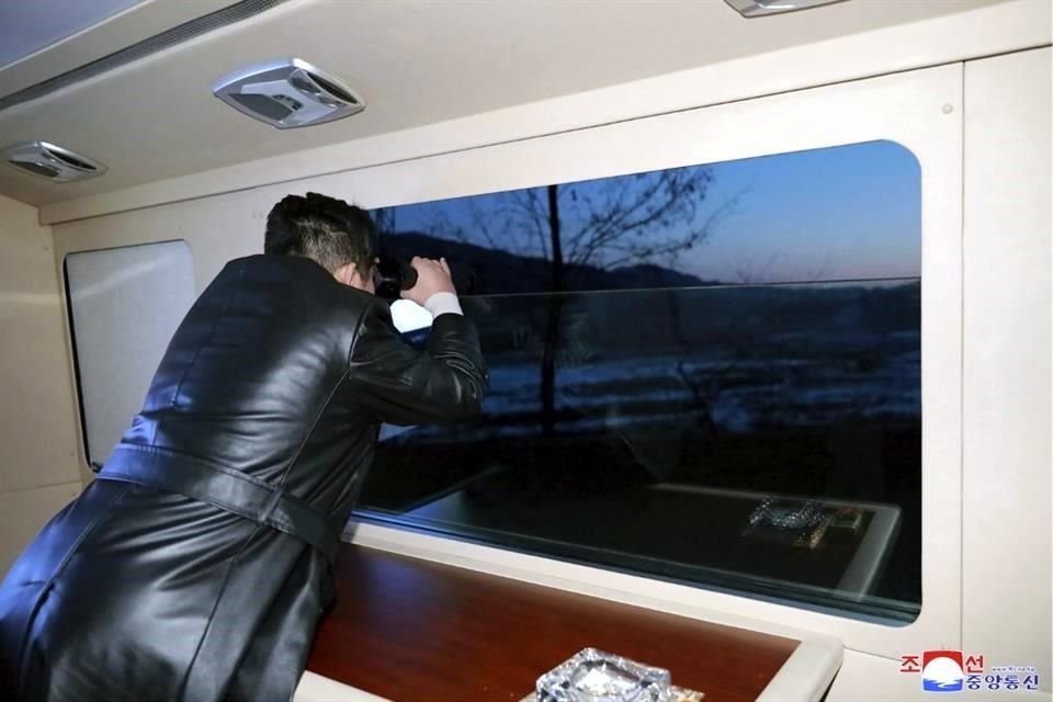 El líder norcoreano Kim Jong Un supervisó la prueba del misil, según las imágenes difundidas por el régimen.