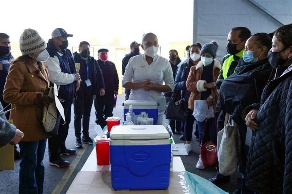 Desde este martes y hasta el sábado menores de edad, maestros y personal de salud reciben el biológico.