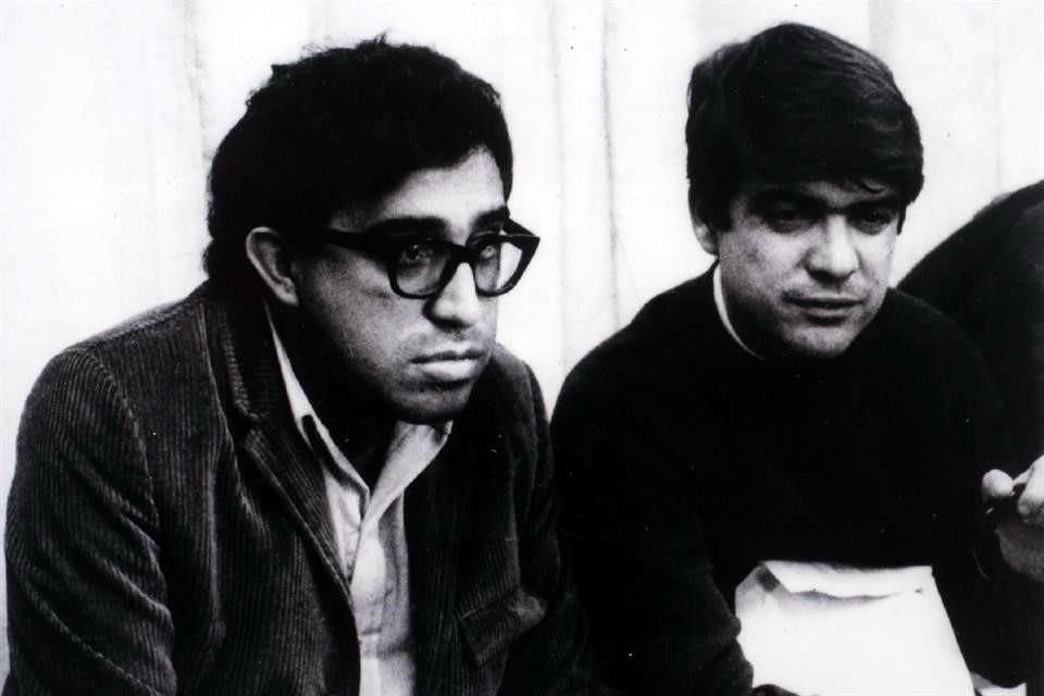 Carlos Monsiváis y Juan García Ponce en una imagen tomada por Héctor García hacia 1968 que forma parte de la exposición en el Estanquillo.