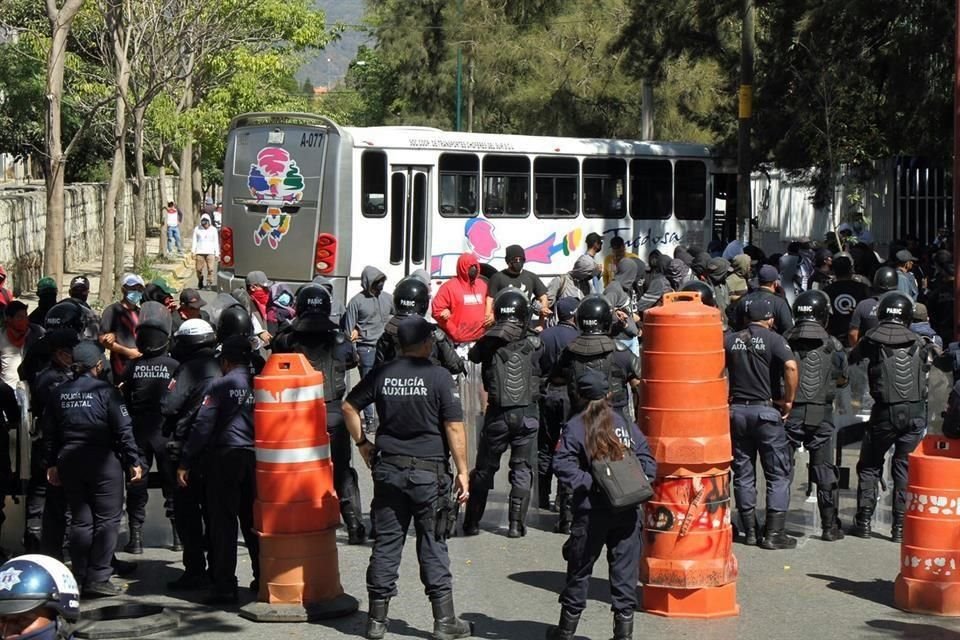 Estudiantes se enfrentaron a policías para evitar que les retiraran las unidades de transporte.