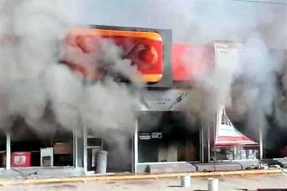 Una tienda de conveniencia fue incendiada por grupos de la delincuencia organizada en Ciudad Juárez.