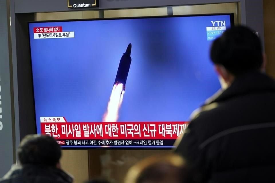 Personas en Corea del Sur observan las noticias sobre el lanzamietno de Corea del Norte.