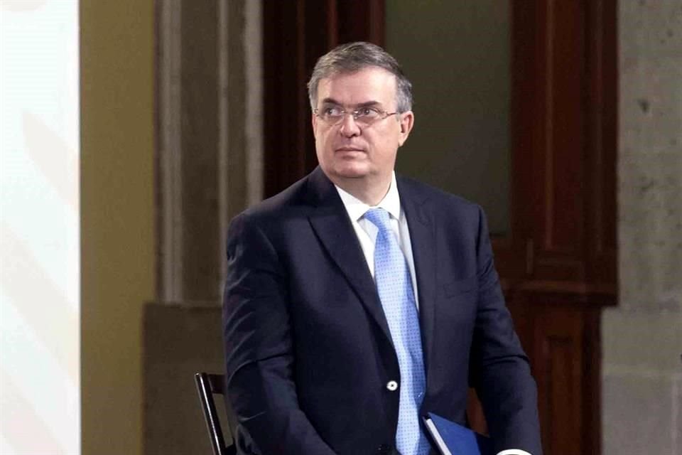 En 2001, Ebrard fue vocero del Comité Pro-Defensa del Patrimonio Cultural Banamex.