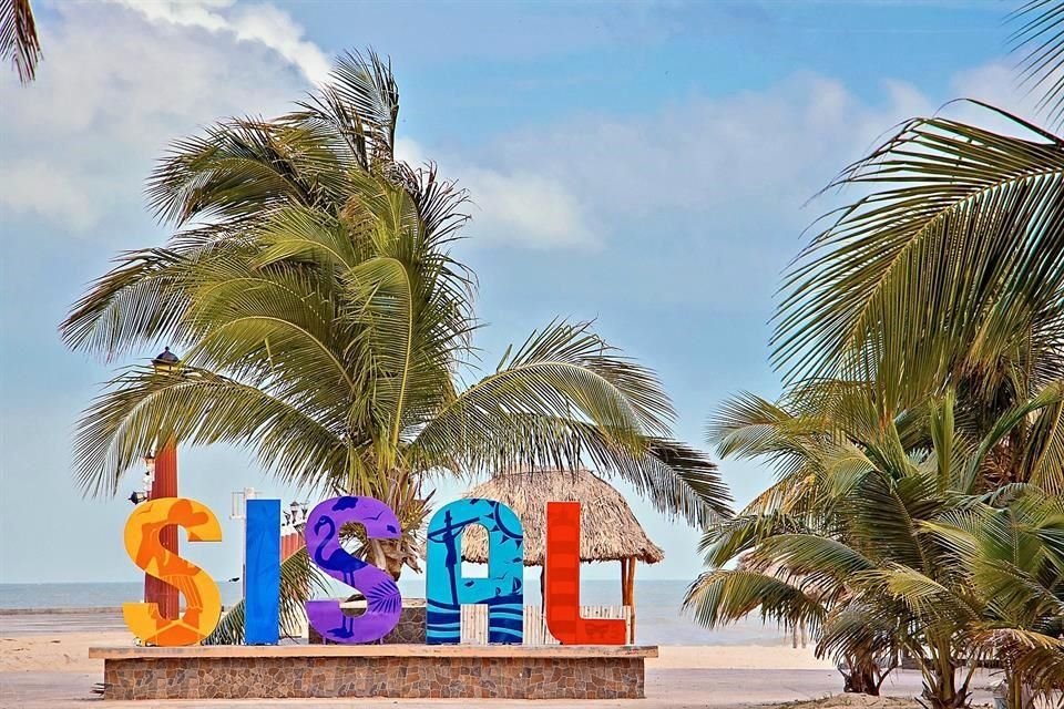 Ante la nueva ola de contagios, el Turismo de proximidad y el 'staycation' se presentan como un par de alternativas muy atractivas. En foto, el puerto de Sisal, en Yucatán.