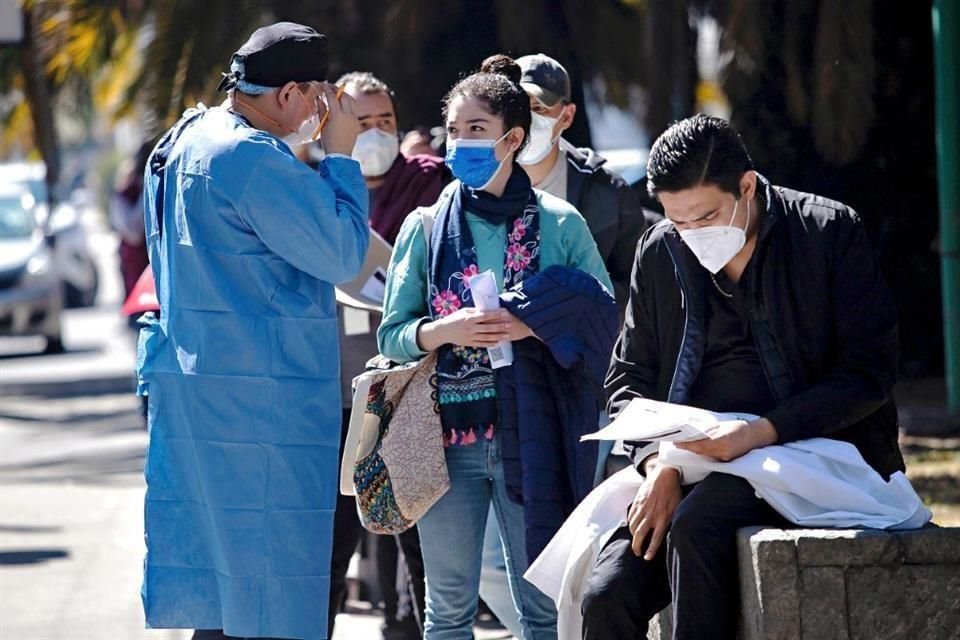 El personal médico se ha visto nuevamente desborado por la nueva ola de Covid-19.