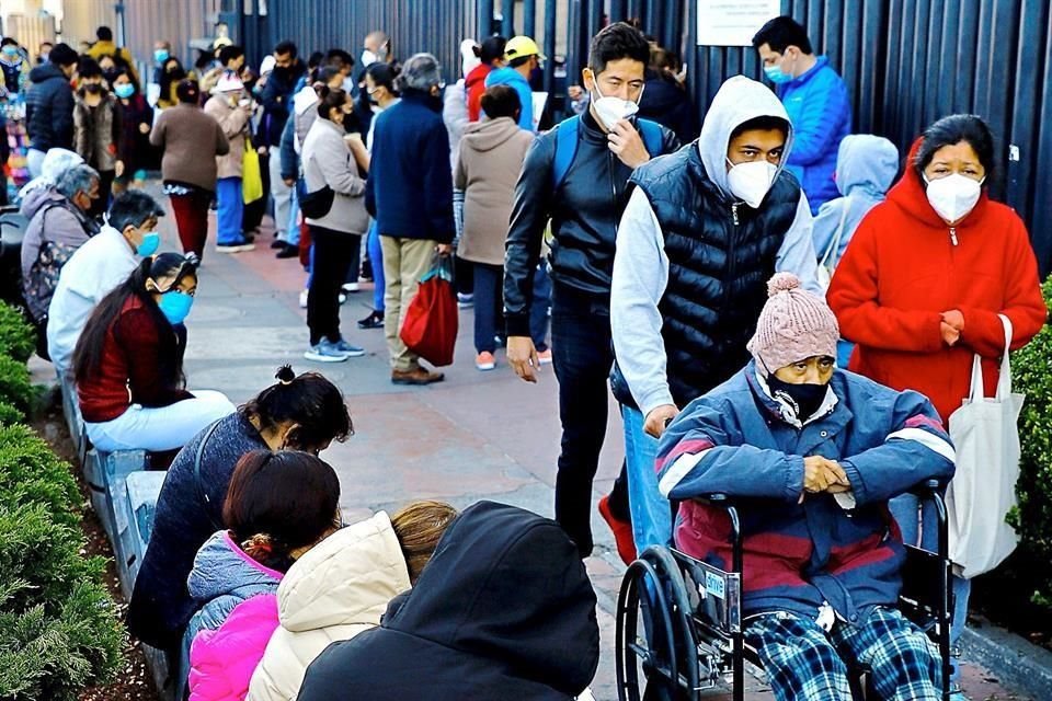 En el último mes, la variante Ómicron ha provocado un incremento significativo de contagios y hospitalizaciones.