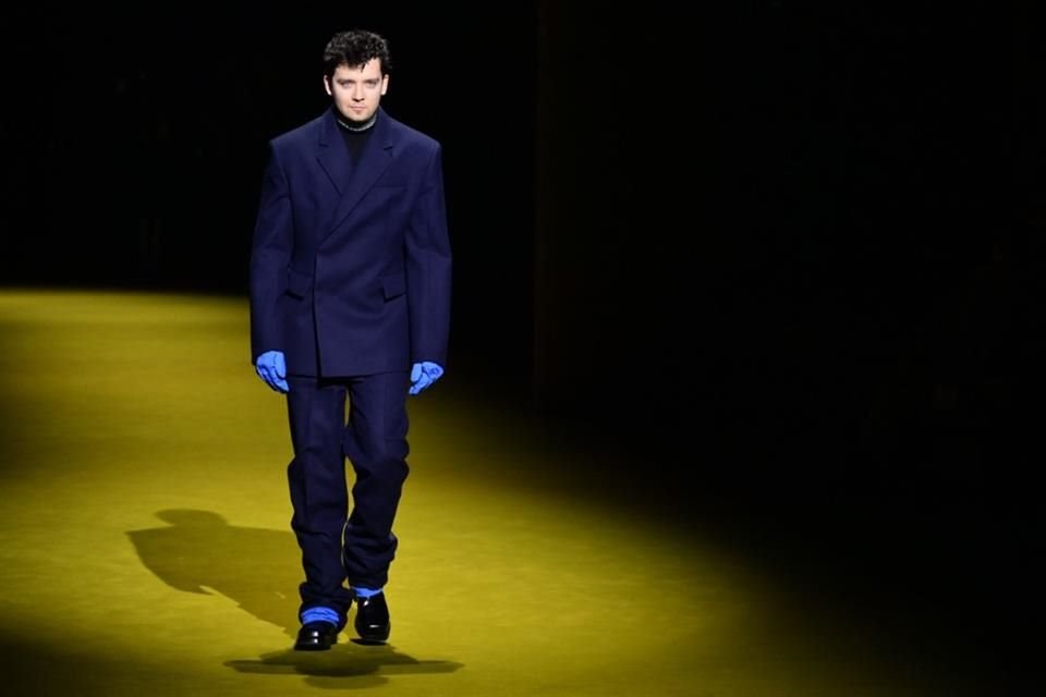 Asa Butterfield hizo alarde de su galanura en la pasarela con este traje en color azul marino al que se le añadieron accesorios en azul cielo.