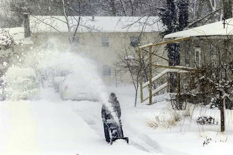 Una persona retira nieve durante la tormenta invernal.