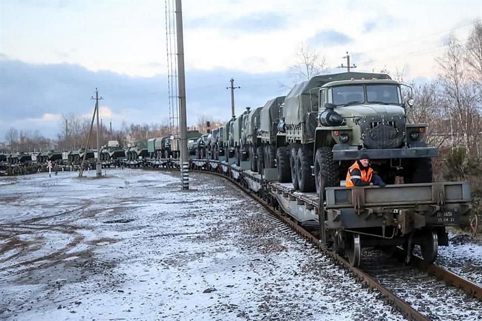 Un tren de tropas ruso  transporta este martes vehículos militares que llegan para realizar ejercicios en Bielorrusia.