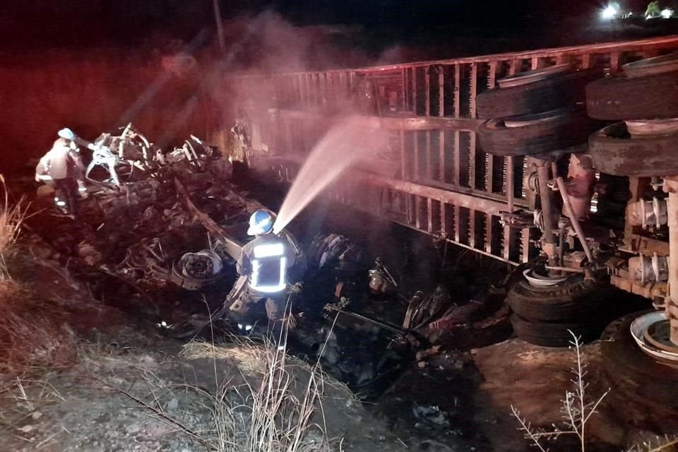 Los elementos de Protección Civil del Municipio trabajaron por más de media hora para lograr controlar el fuego y enfriar el vehículo, posteriormente localizaron un cuerpo quemado.