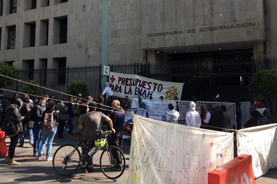 Un grupo de trabajadores y alumnos de la ENAH exige en Segob mesas de negociación para abordar recortes.