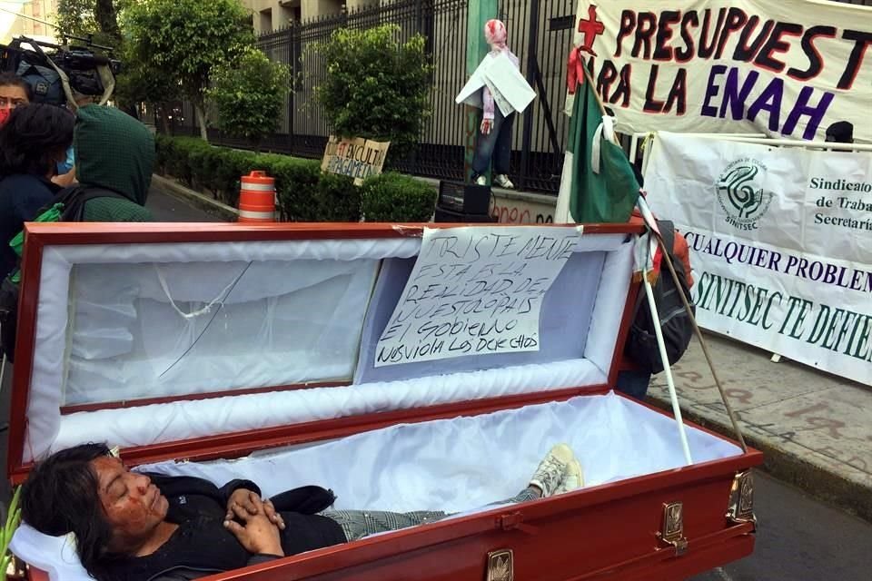 A la manifestación se unieron algunos trabajadores eventuales de la Secretaría de Cultura que reclaman la basificación y el pago puntual de salarios.