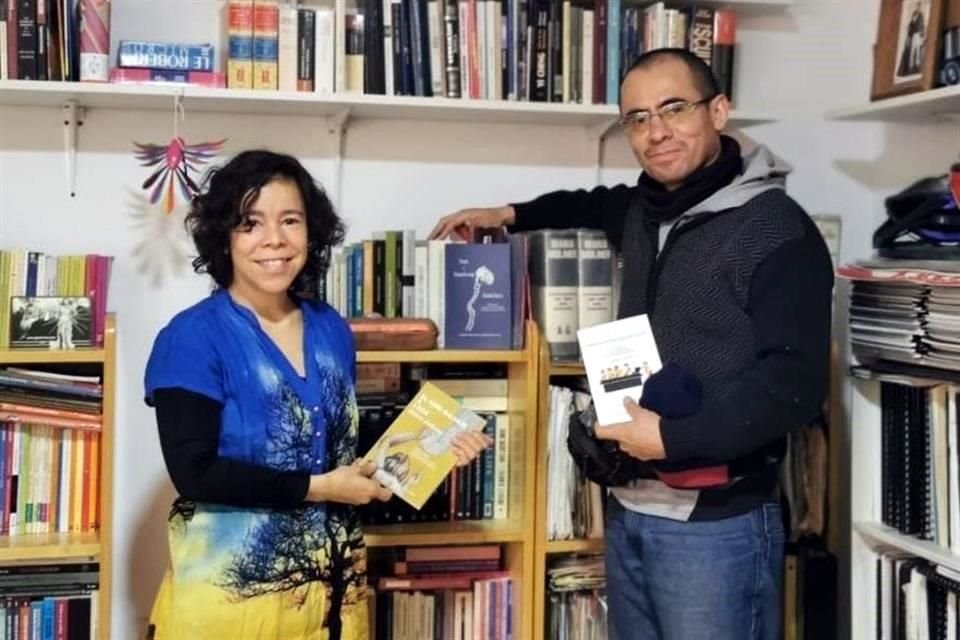 Nadxely Yrízar Carrillo y Humberto Pérez Mortera en su domicilio, el cuartel de Editorial de la Casa.