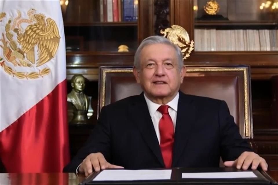 El Presidente AMLO prometió a los trabajadores de Pemex en la refinería Deer Park, en Texas, que no habrá despidos ni reducción de salarios.