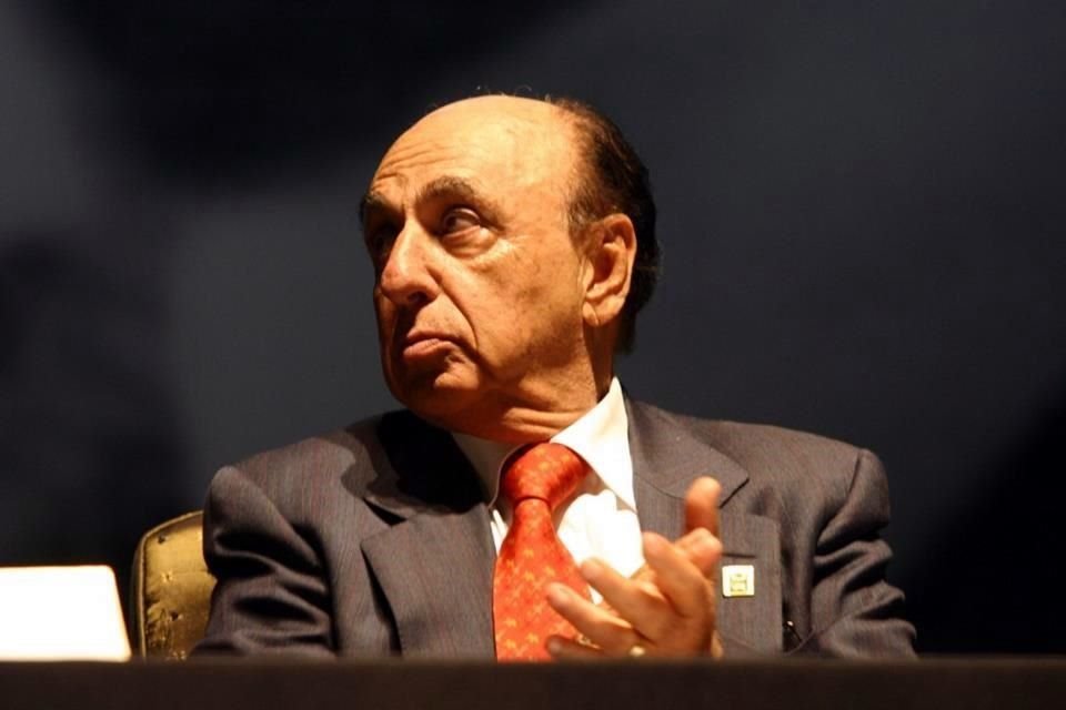 Juan José Leaño Álvarez del Castillo durante la celebración del 70 aniversario de la UAG en el Estadio 3 de Marzo en el 2005.