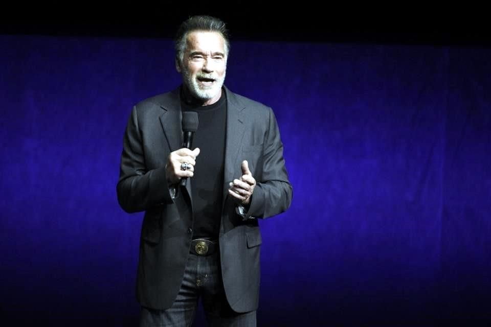 Arnold Schwarzenegger tuvo un accidente en auto en el que su camioneta volcó sobre otro coche y lesionó a la conductora.