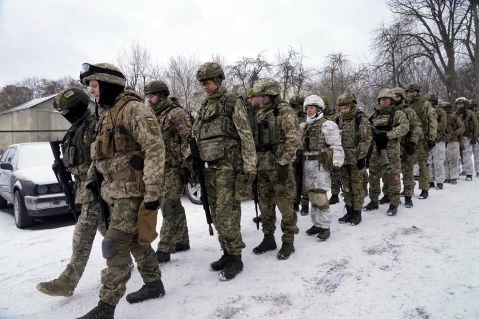 Miembros de las fuerzas armadas de Ucrania y voluntarios entrenan en Kiev ante una posible invasión rusa.