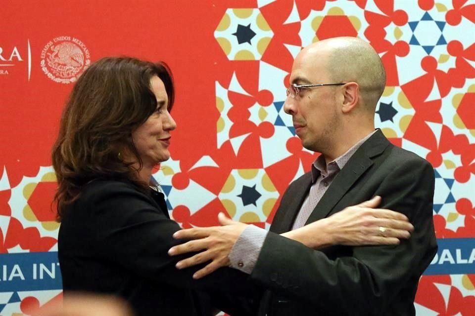 Los escritores Rosa Beltrán y Jorge Volpi durante la edición 2016 de la FIL de Guadalajara.