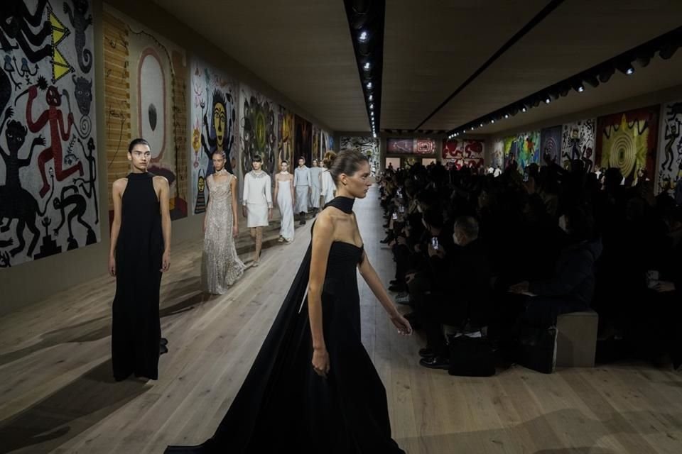 La labor de las costureras y personas que confeccionan productos de moda a mano inspiró a Dior para la presentación de su nueva colección en la Semana de la Moda de París.