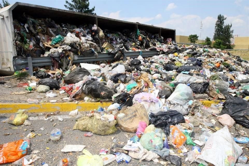 A Laureles ya no entra basura, pero hay temor de que se incendien las montañas de desechos.