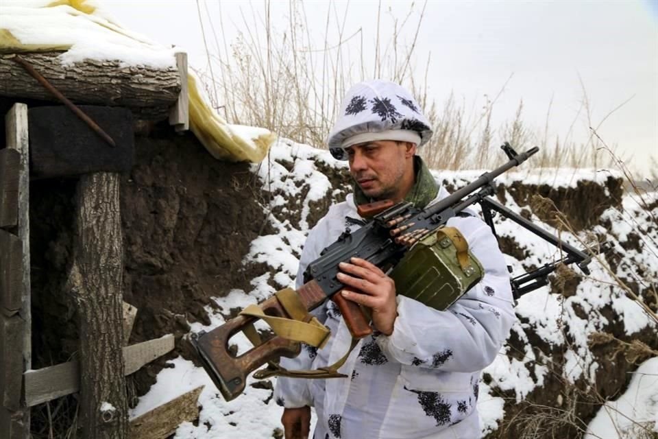 Un militar lleva su metralleta al hombro en un refugio dentro de un territorio controlado por militantes prorrusos, en    Slavyanoserbsk, Luhansk, Ucrania.