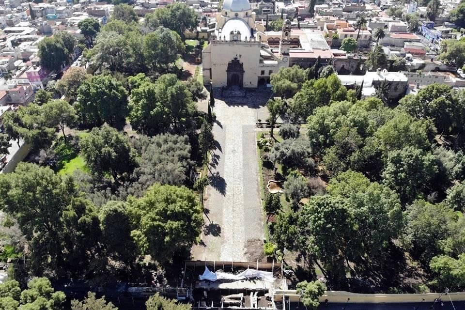 En la Catedral de San Bernardino de Siena, en Xochimilco, fueron hallados un sistema hidráulico y un enterramiento, reportó el INAH.