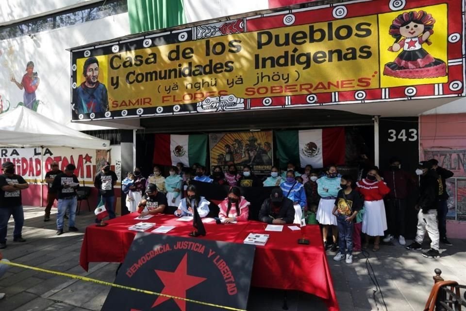 La organización otomí que tiene tomadas las instalaciones del INPI en Xoco responzabiliza a Adelfo Regino, titular del Instituto, de la integridad del Acervo de Arte Indígena.