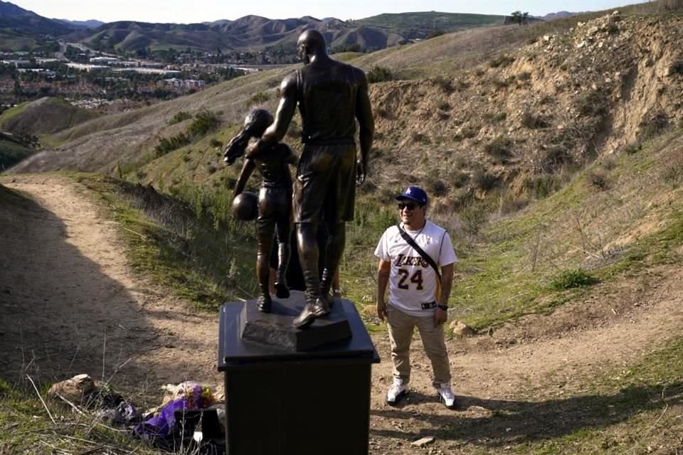 La escultura se puso a dos años de la muerte de Bryant.