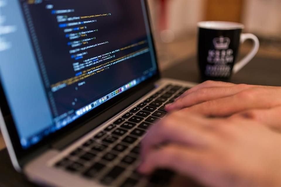 Las Becas Santander Tecnología - Programación Web Full Stack - Digital House cubren el 70 por ciento del costo del curso.
