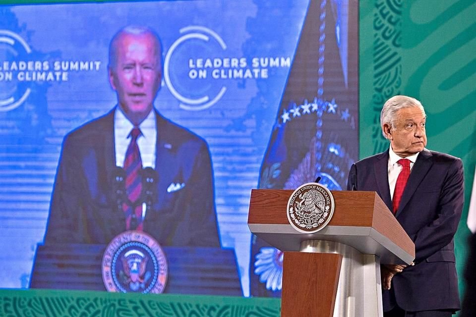 Mientras dirigentes mundiales hablaron en Cumbre Climática de abandonar energía sucia, AMLO presumió hallazgo de yacimientos petrolíferos.