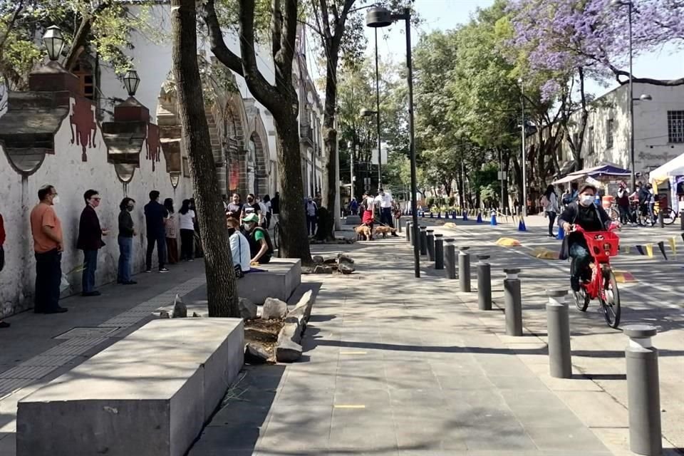 Las aceras sobre Avenida Azcapotzalco, en el centro de la demarcación, ahora cuentan con más espacio para los peatones en la zona.