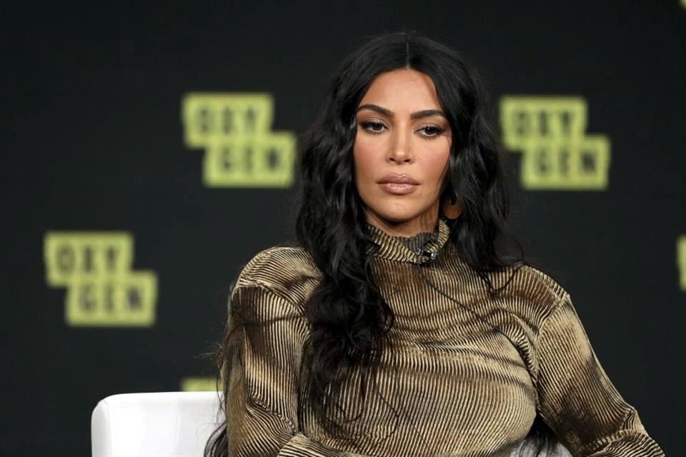 Kim Kardashian fue captada en una cena con el empresario Jeff Bezos, dueño de Amazon, reportan que fue un encuentro de negocios.