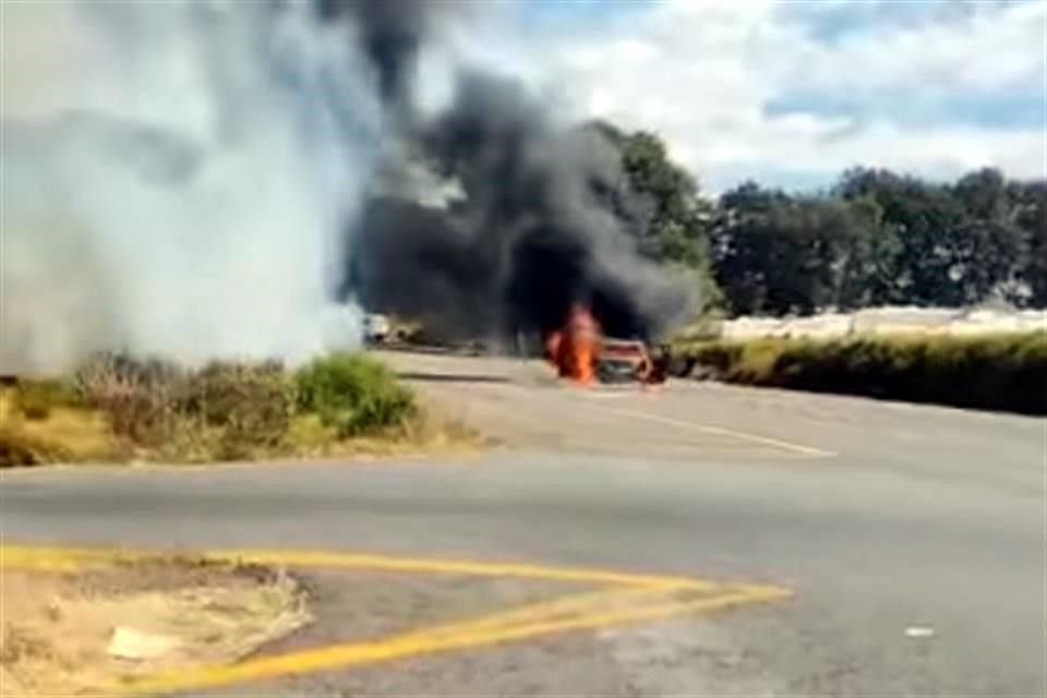 Normalistas que protestaban incendiaron una patrulla Jeep Patriot marcada con el número 002, en Michoacán.