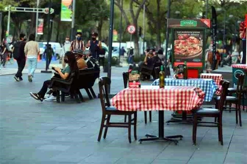 Entre las nuevas medidas, se encuentra el dejar al menos dos metros libres en las banquetas para el paso de peatones y el prohibir el uso de bocinas y de pantallas en las zonas al aire libre.