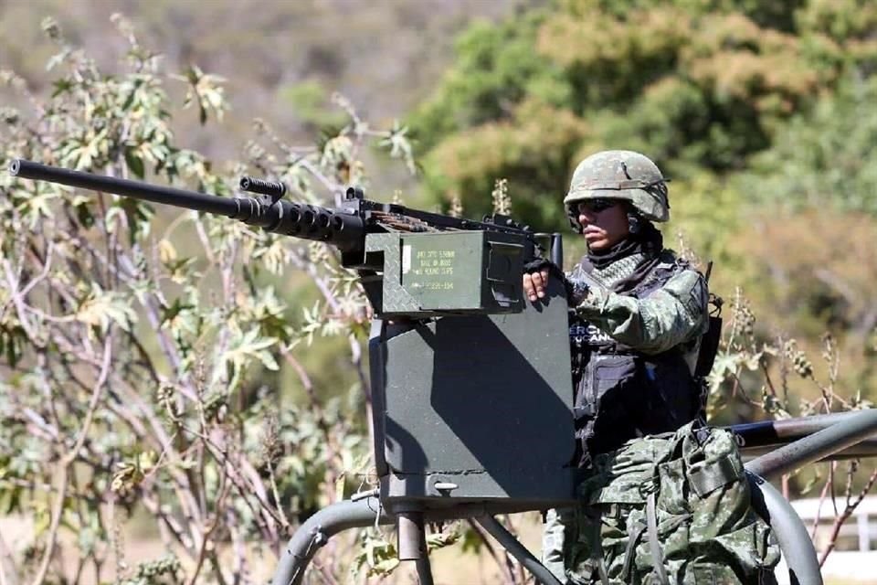 Elementos del Ejército que avanzaban por la zona rural de Tepalcatepec, Michoacán, fueron atacados por criminales.