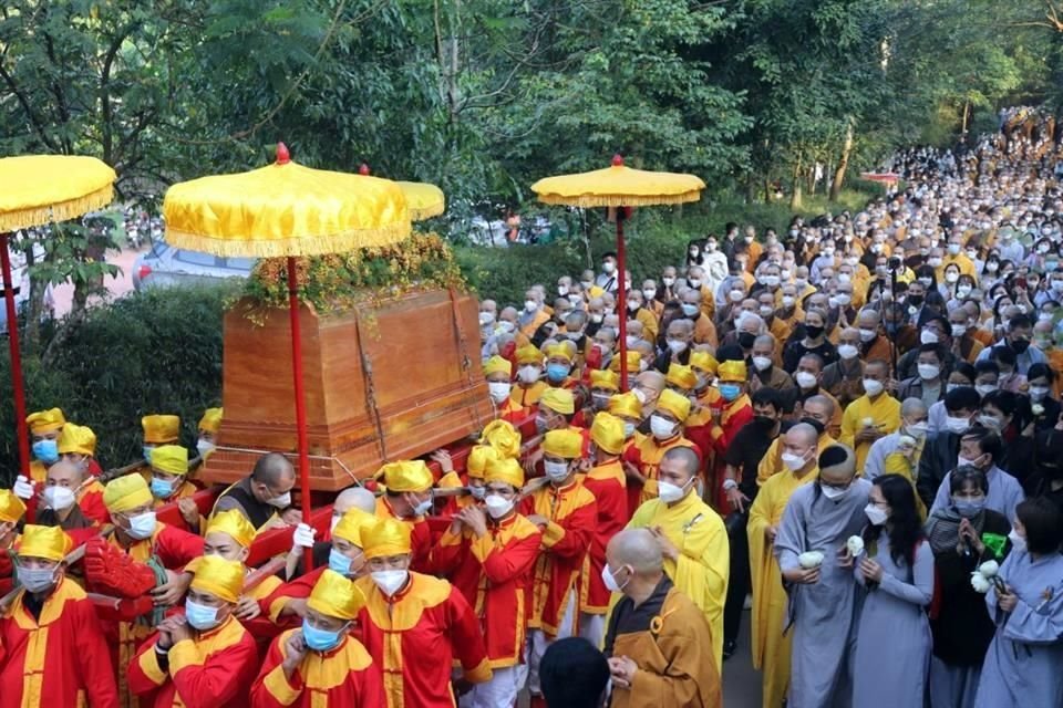 Miles de personas participaron en la procesión de Thich Nhat Hanh.