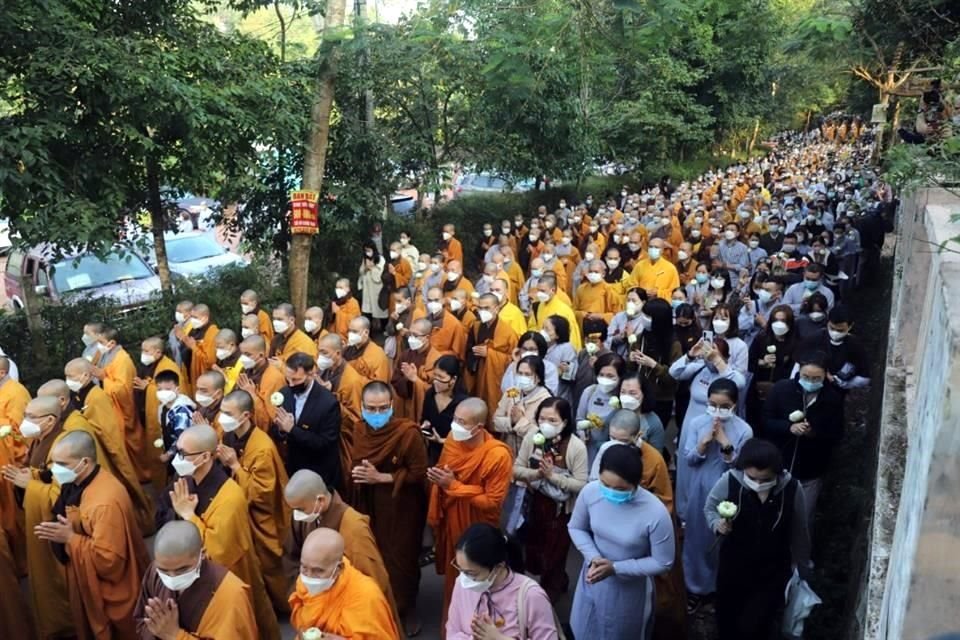Numerosos monjes en hábitos amarillos y marrones realizaron oraciones.