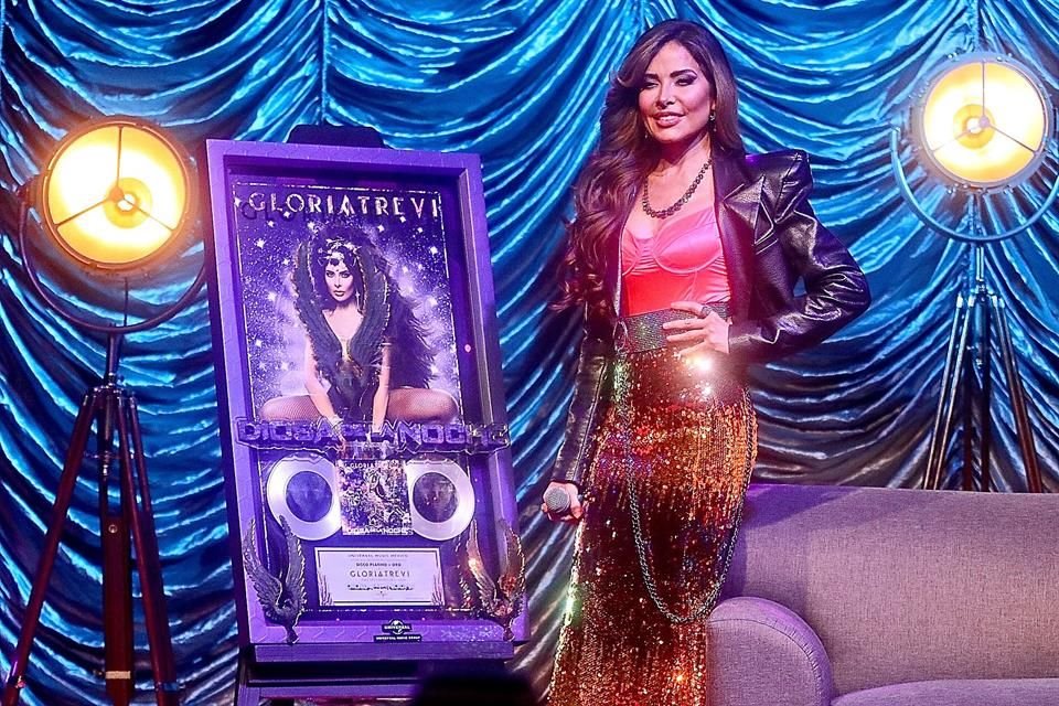 Gloria recibió este sábado, antes de su show en el Auditorio Nacional, un disco de Platino + Oro por las ventas de su disco 'Diosa de la Noche'.&#8203;