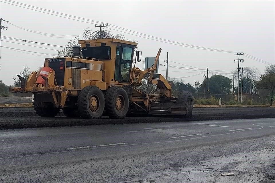 Las actuales obras de recarpeteo en la Carretera Nacional a la altura de El Uro se otorgaron originalmente a una empresa desde enero del 2021, pero la SCT canceló el fallo y licitó de nuevo.